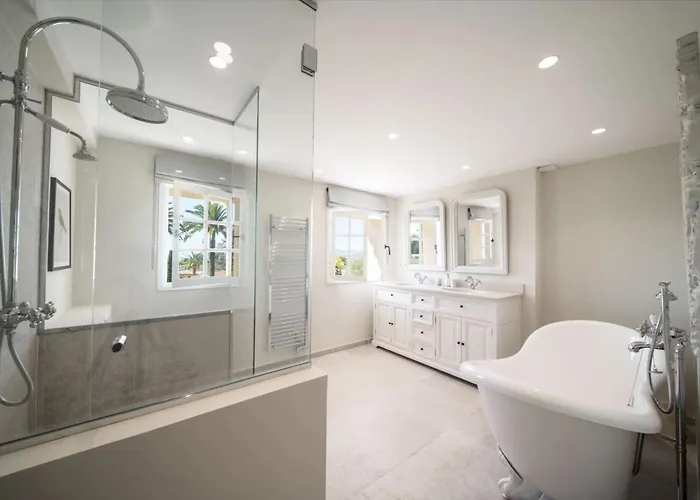 Ref 2135 - - For Rent فيلة
